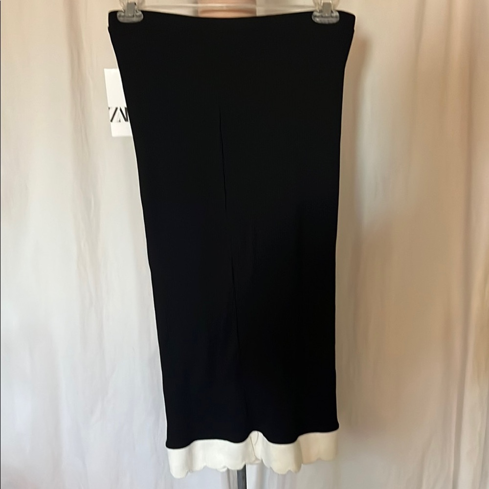 Zara Black knit  Midi Skirt with White scalloped hem  nwt L elegant